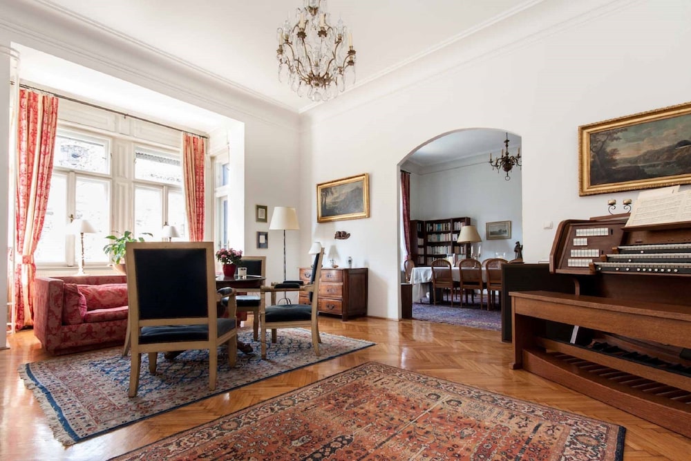 رزرو هتل Elegant Apartment in the Centre of Budapest With Views of the Danube a بوداپست